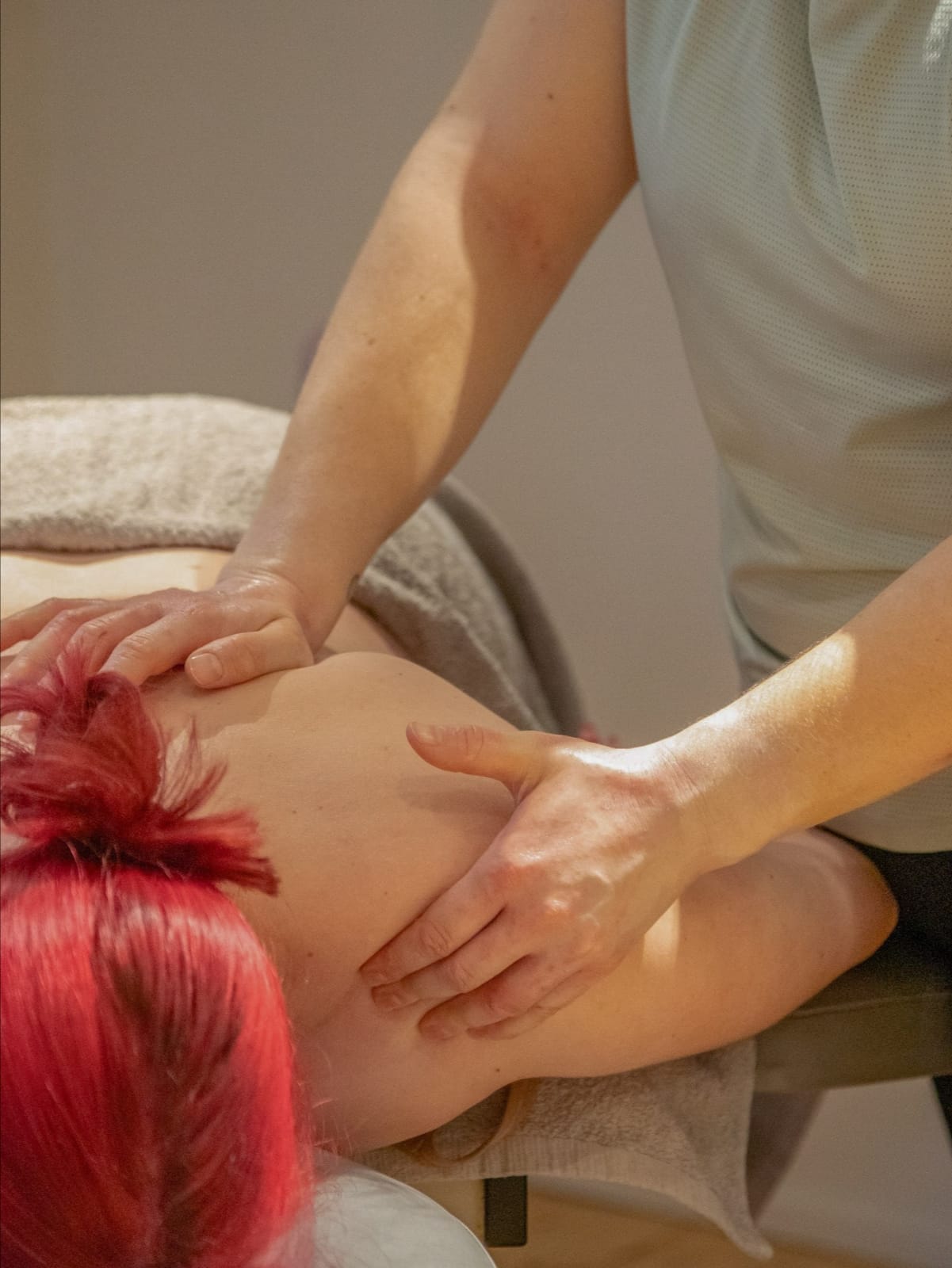 Hieronnassa hyödynnetään juuri sinulle sopivia tekniikoita — rentouttavista otteista napakampaan työskentelyyn.